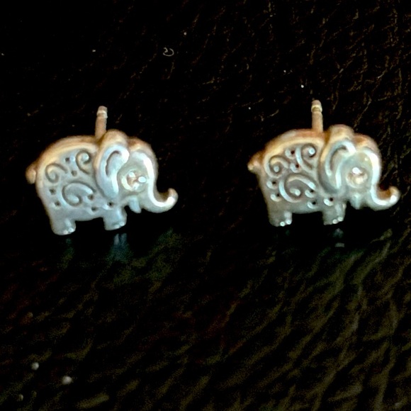Cute elephant stud earrings - Picture 2 of 11